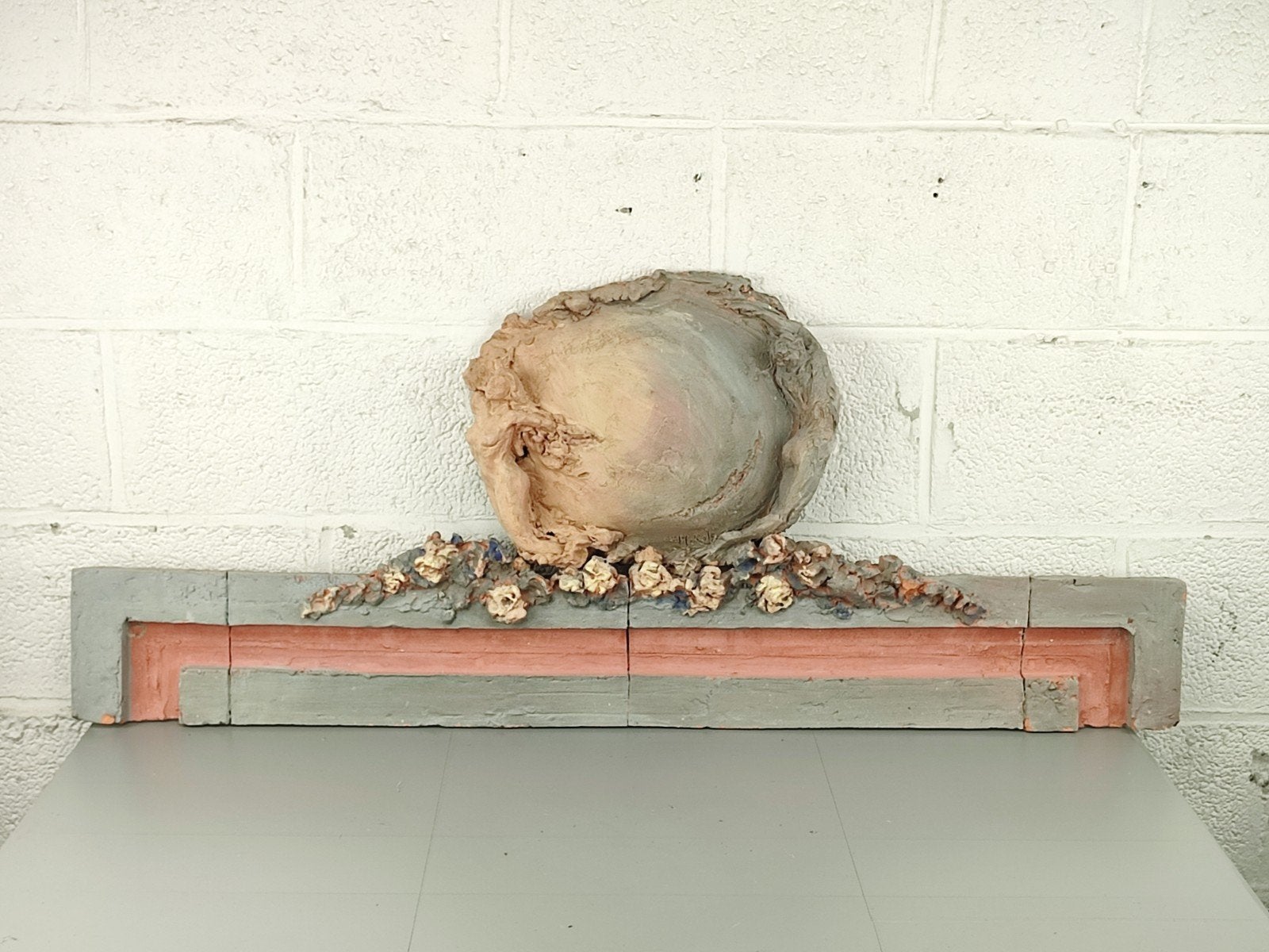Terracotta kunstwerk Alberto Mirolo, Ophalen, Beschilderd