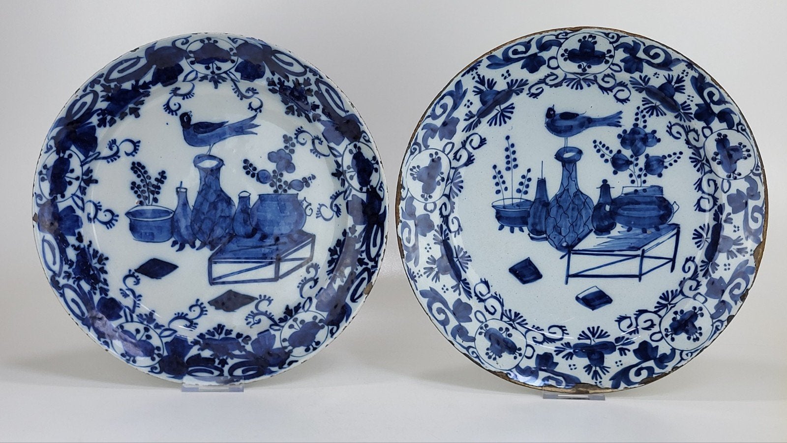 18e-eeuwse Delftse grote schotels (Ø 34,2 & 35,3 cm) – Vogel, Antiek en Kunst, Ophalen of Verzenden