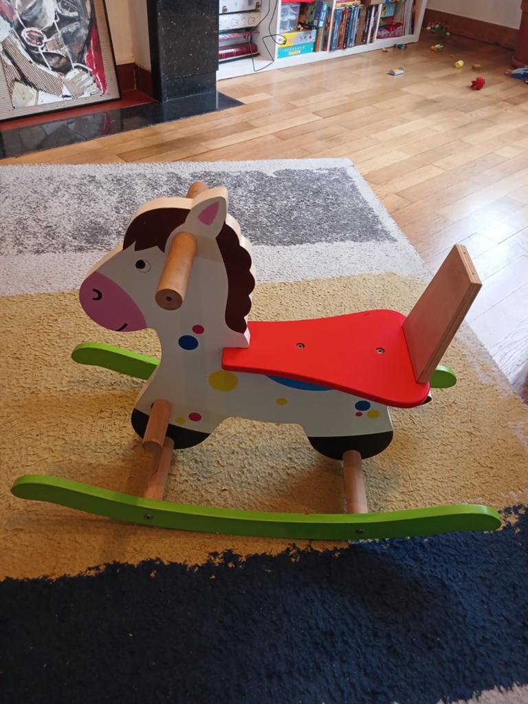 Cheval à bascule en bois