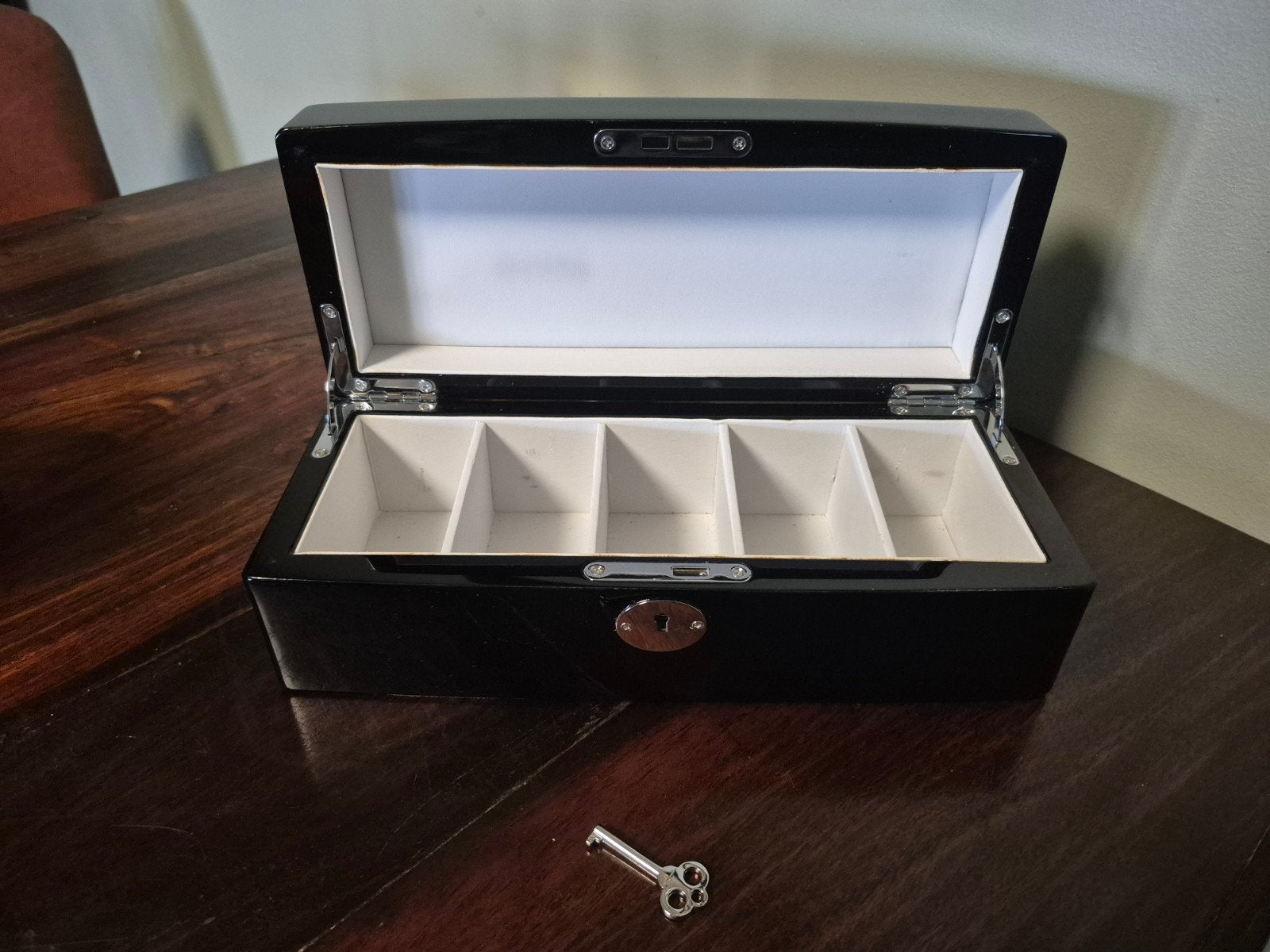 boîte de montre noire de luxe en bois pour piano, Bijoux, Sacs & Beauté, Montres | Hommes, Enlèvement ou Envoi