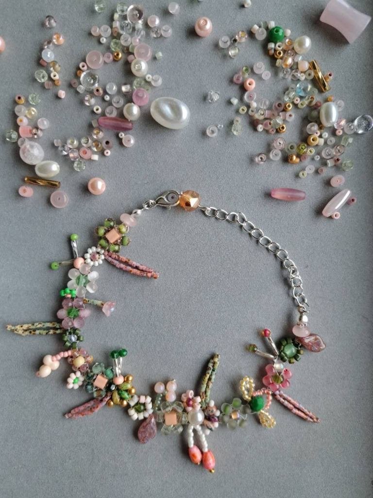 Unieke armband met bloemen design, Handtassen en Accessoires, Armbanden, Overige materialen, Verzenden, Nieuw, Roze
