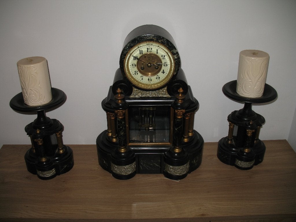 Horloge de cheminée en marbre antique avec chandeliers, Enlèvement