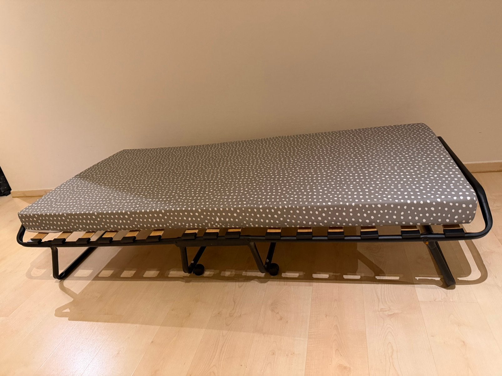 Opvouwbaar eenpersoons bed : gratis mee te nemen, Ophalen, Gebruikt, 90 cm, Eenpersoons