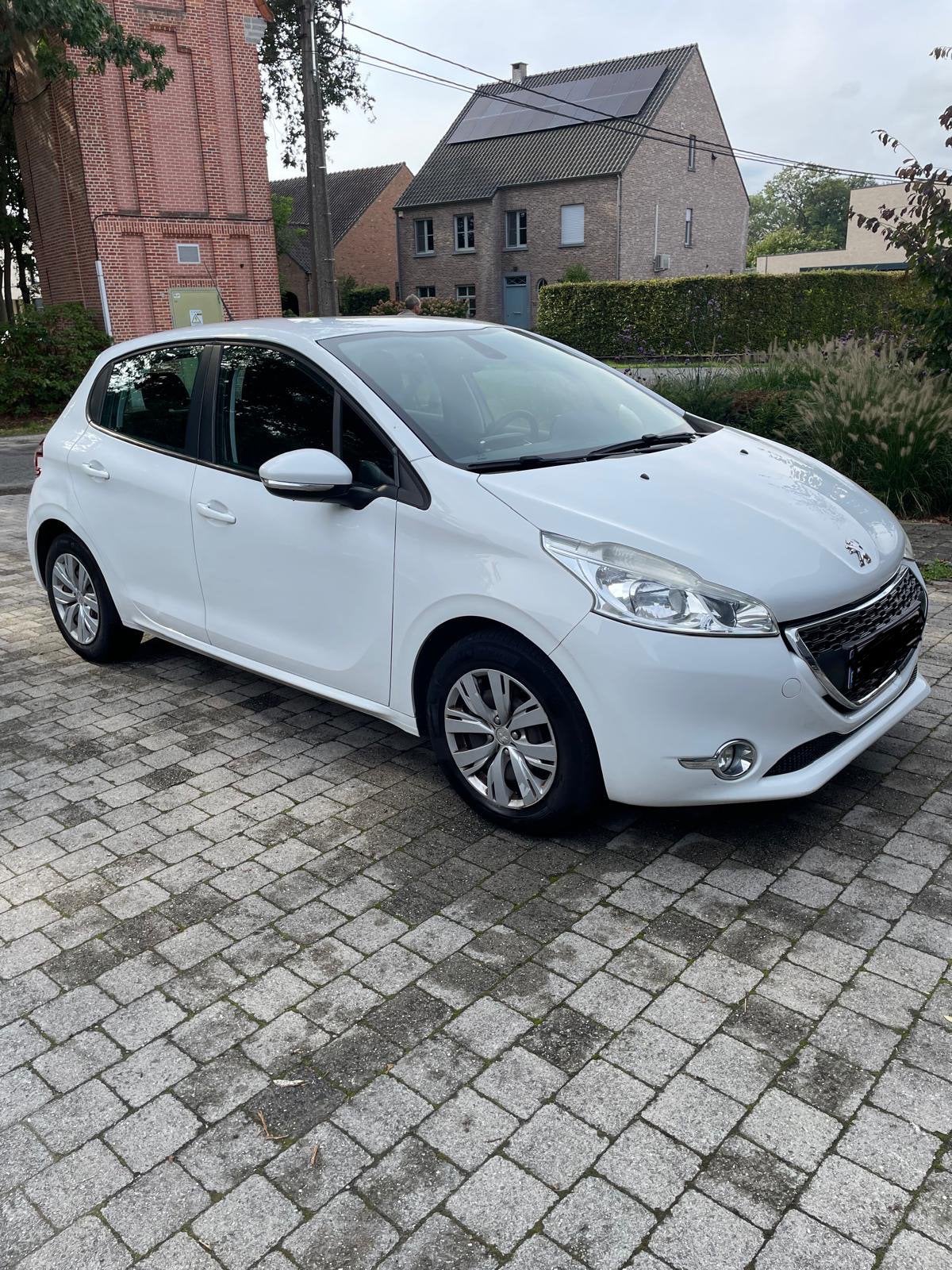 peugeot 208 2014.   km 149xxx, Auto's, Voorwielaandrijving, Euro 5, Stof, Zwart