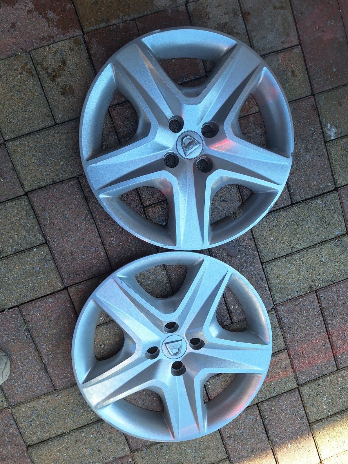Lot de 2 Enjoliveur Dacia 16 pouces (Année 2018) pour 20€, Auto diversen, Wieldoppen, Ophalen, Gebruikt