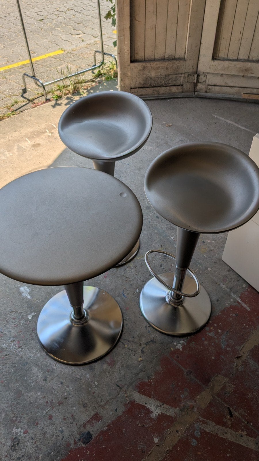 Magis - Bombo tafeltje en twee barstoelen, grijs., Maison & Meubles, Enlèvement