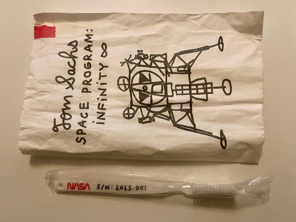 TOM SACHS Brosse à dents PROGRAM INFINITY  SOUS BLISTER, Antiquités & Art, Enlèvement ou Envoi, Objet, Blanc, Plastique