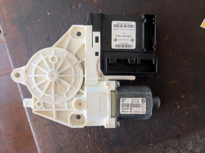 Moteur de vitre portière d'un Volkswagen Tiguan, Volkswagen, -, 3 mois de garantie, Utilisé
