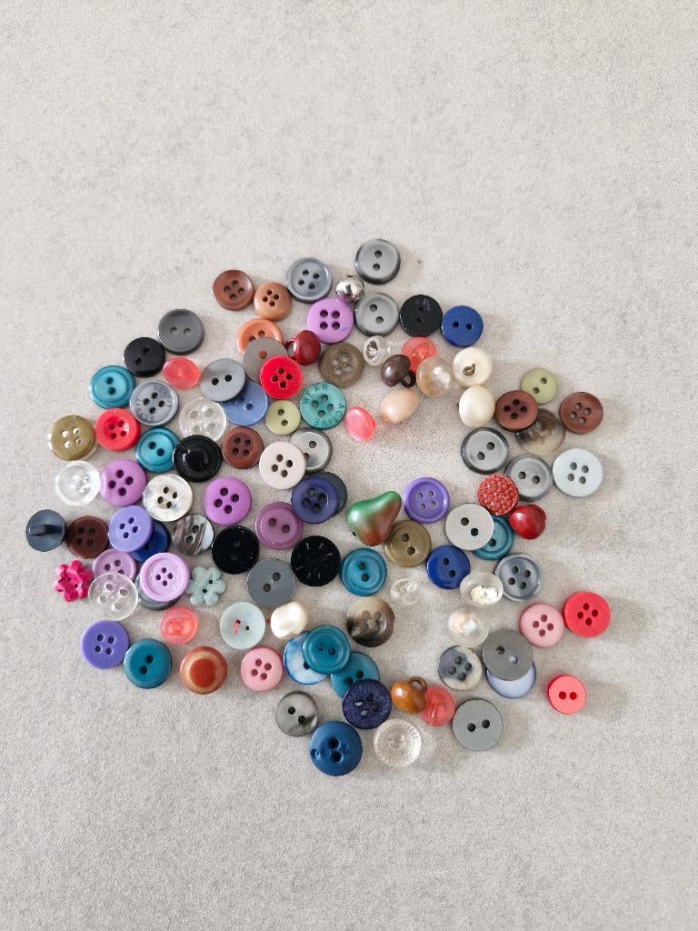100 gekleurde knopen voor poppen- of babykleertjes voor €2, Hobby en Vrije tijd, Naaien en Fournituren, Verzenden, Knoop of Knopen