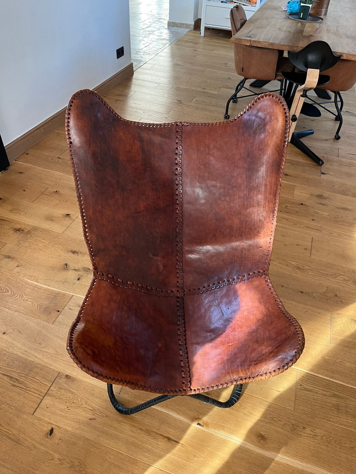 Vlinderstoel bruin leer, Huis en Inrichting, Stoelen, Ophalen, Zo goed als nieuw, Bruin, Leer