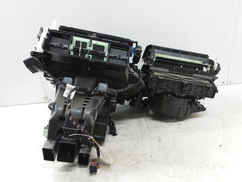 RADIATEUR DE CHAUFFAGE Audi Q3 (F3B) (T1010840A), Auto-Union-Straße  1,
85057  Ingolstadt, DE, Info@audi.de, Audi, Utilisé