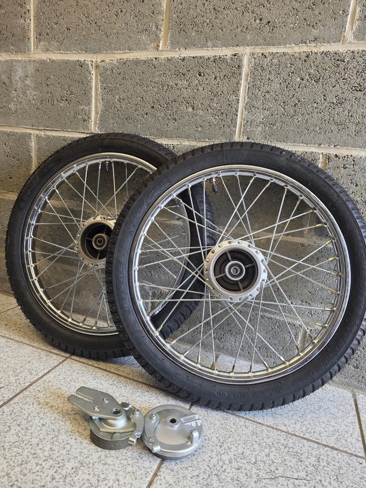 Jantes et pneus 17" mobylette, Enlèvement, Neuf, Autres types, Autres marques
