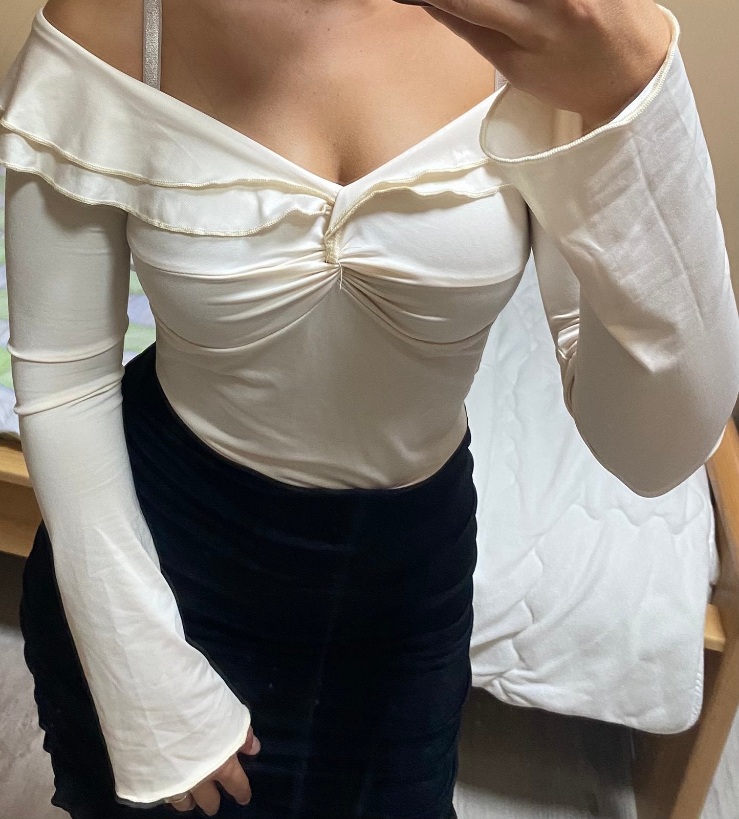 Blouse met lange mouwen en blote schouder, Kleding | Dames, Verzenden, Zo goed als nieuw, Maat 34 (XS) of kleiner, Beige