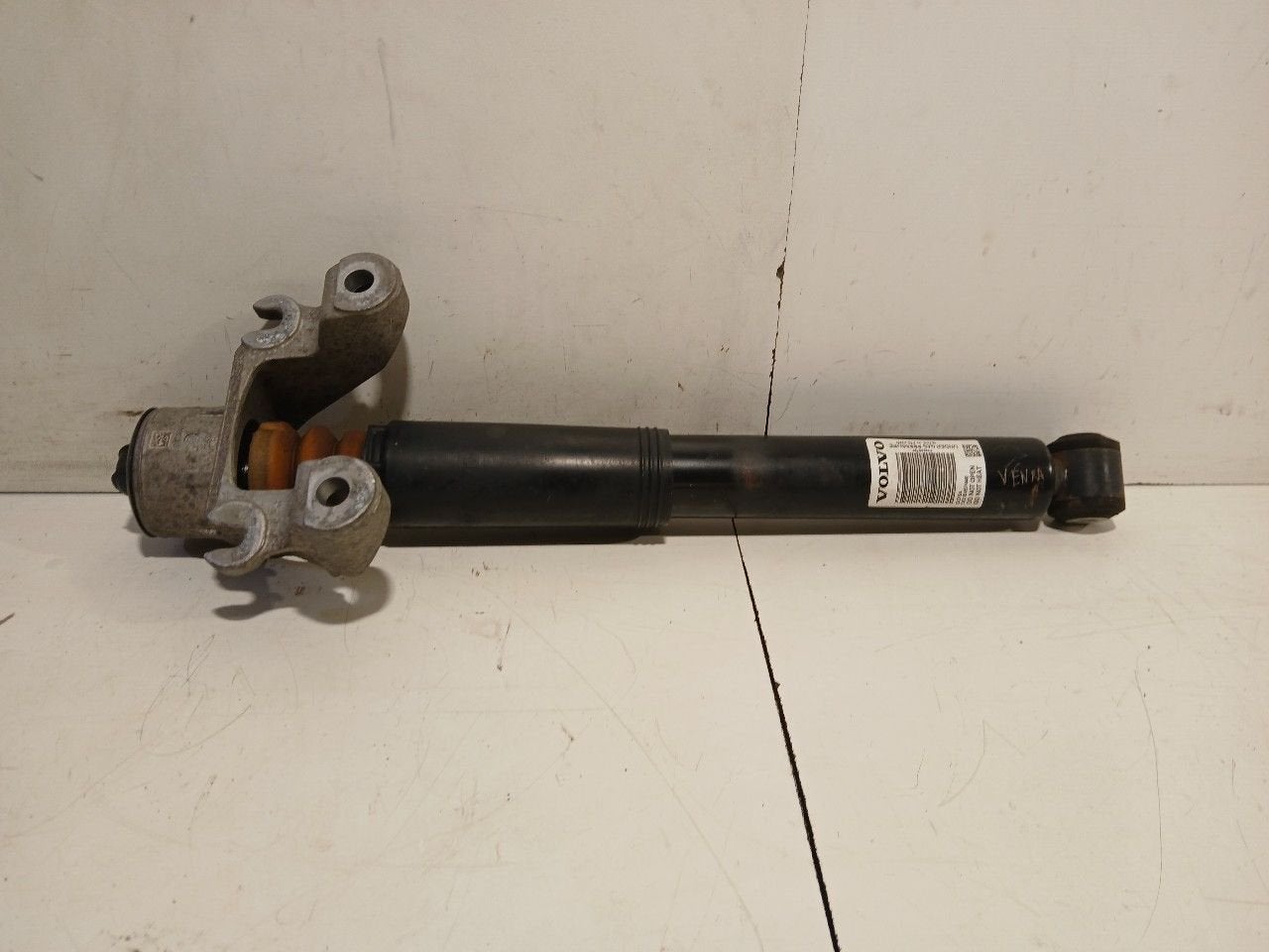 Schokbreker rechts achter Volvo XC60, Onderdelen@venauto.nl, Van der Ven Autorecycling B.V., Ettenseweg 76, 4706 PB Roosendaal, The Netherlands