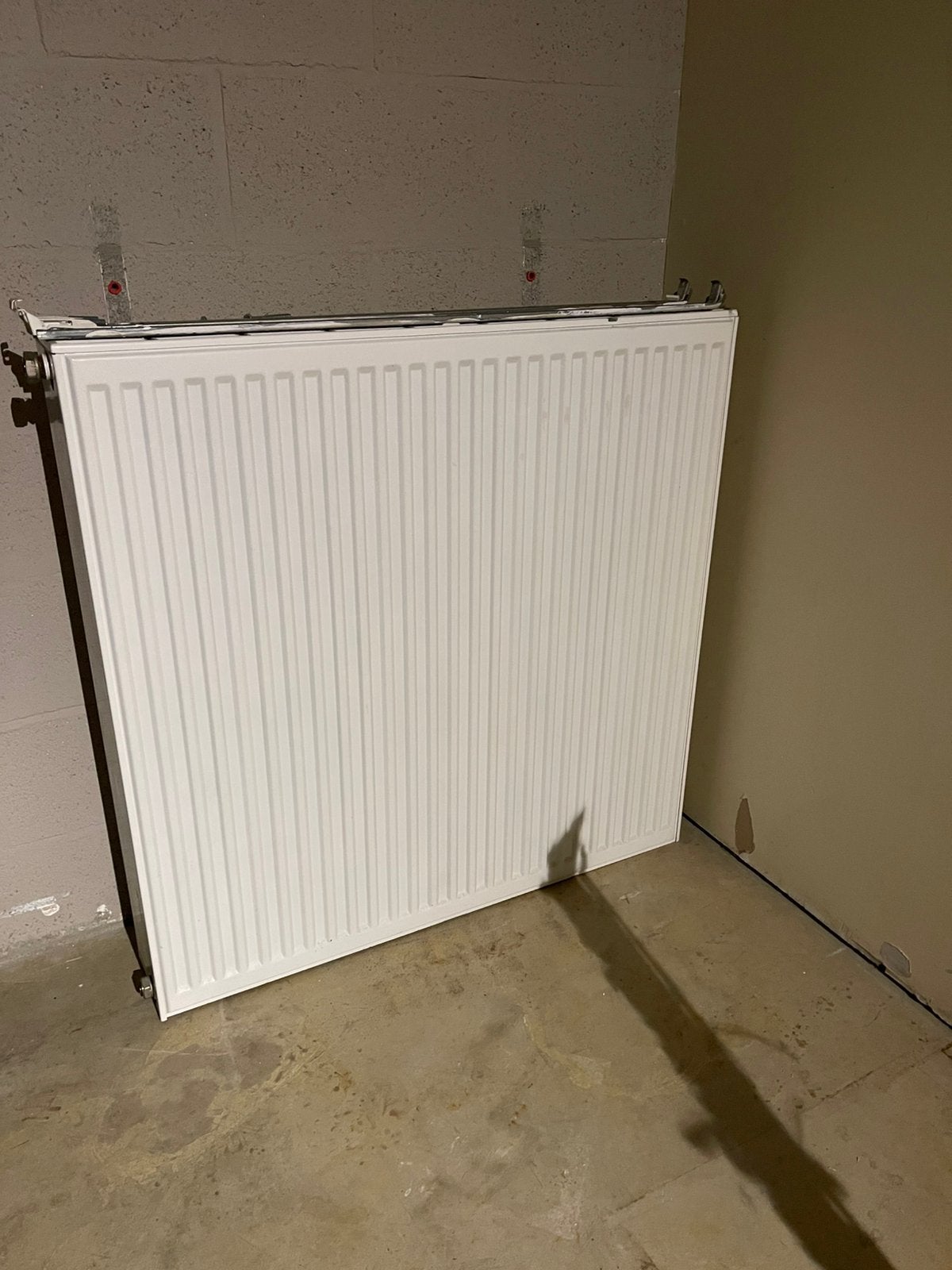 Radiateur blanc, comme neuf avec support de montage, Bricolage & Construction, Enlèvement, Comme neuf, Radiateur
