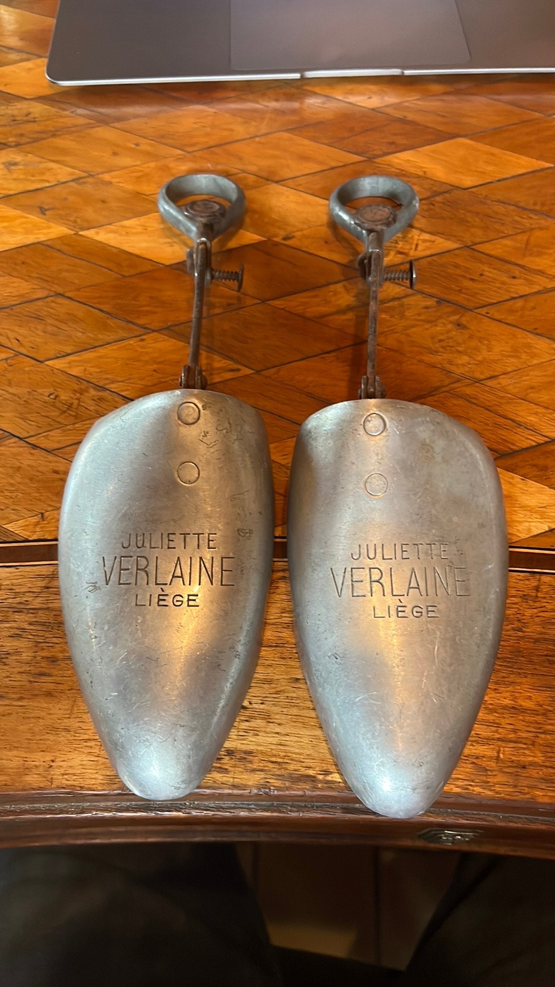 Embauchoirs vintage metal Juliette Verlaine, Antiquités & Art, Enlèvement ou Envoi