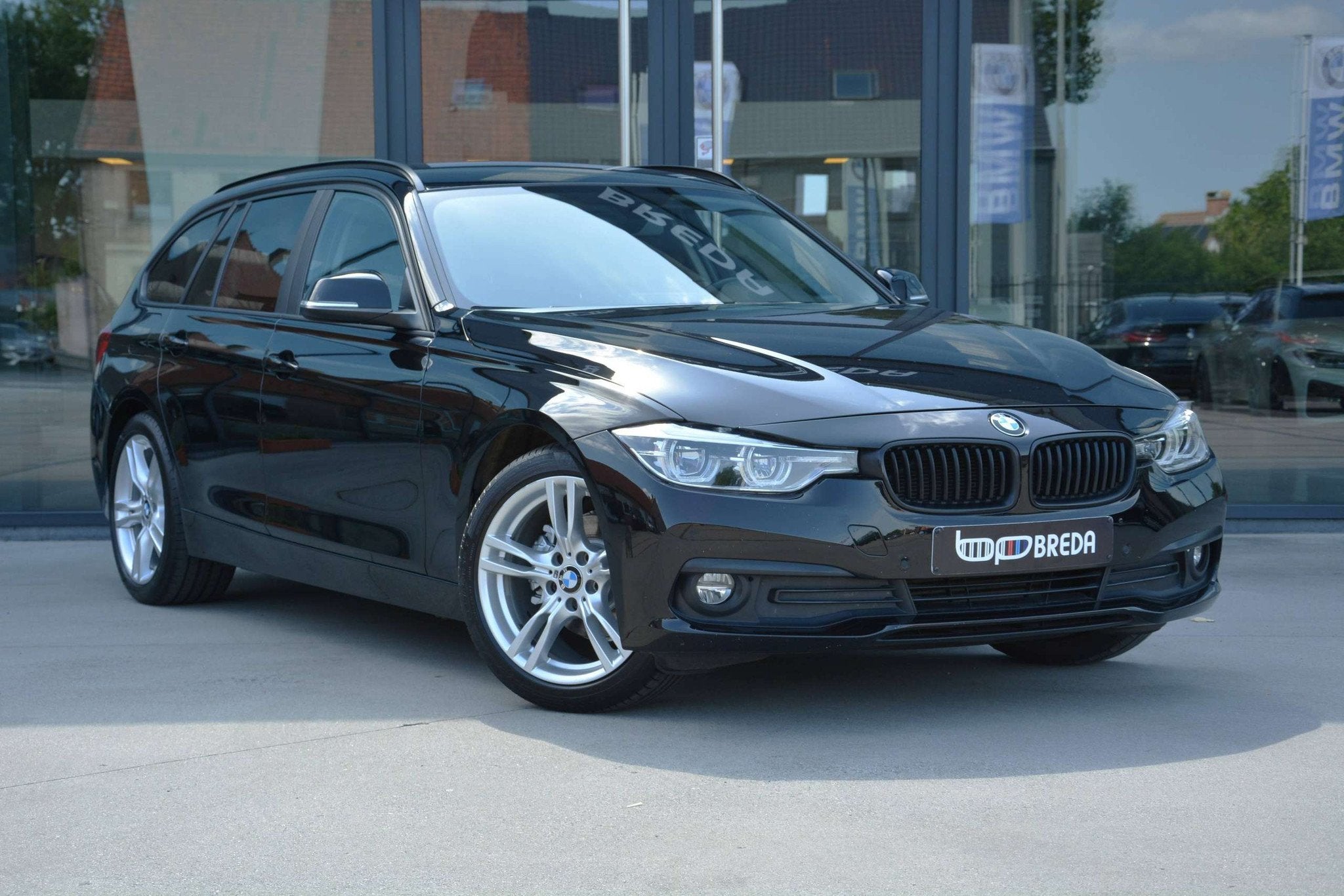 BMW 3 Serie 318 D TOURING (bj 2019, automaat), Automaat, Achterwielaandrijving, 4 cilinders, Zwart