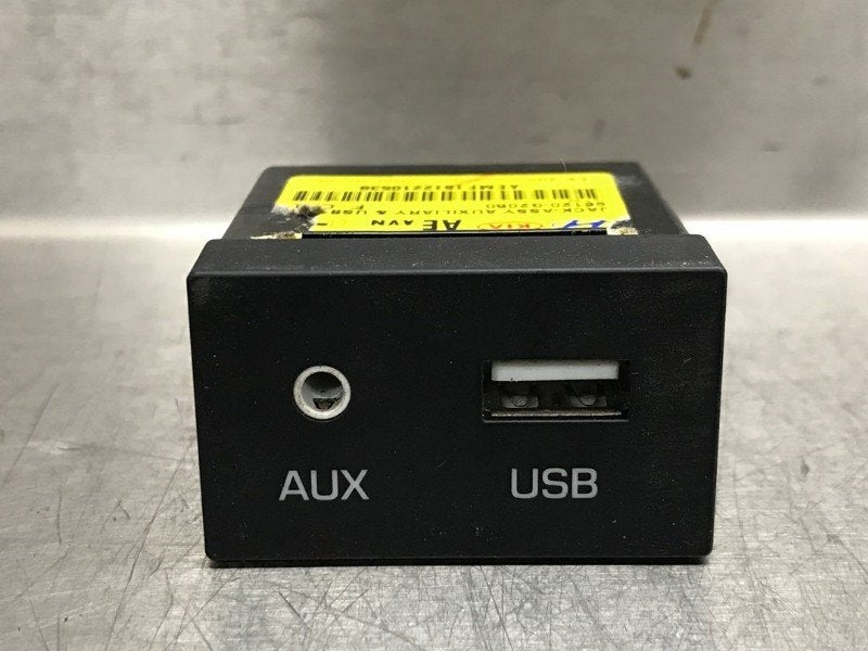 AUX/USB POORT Hyundai Ioniq (01-2016/07-2022) (|96120G2050|), Hyundai Motor Deutschland GmbH, Gebruikt, Kaiserleipromenade 5
63067  Offenbach am Main, DE