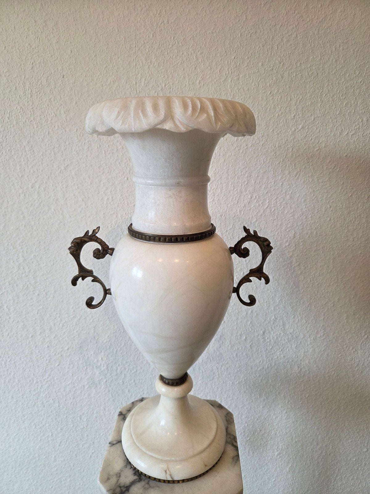 Vase en marbre avec lampe, Enlèvement