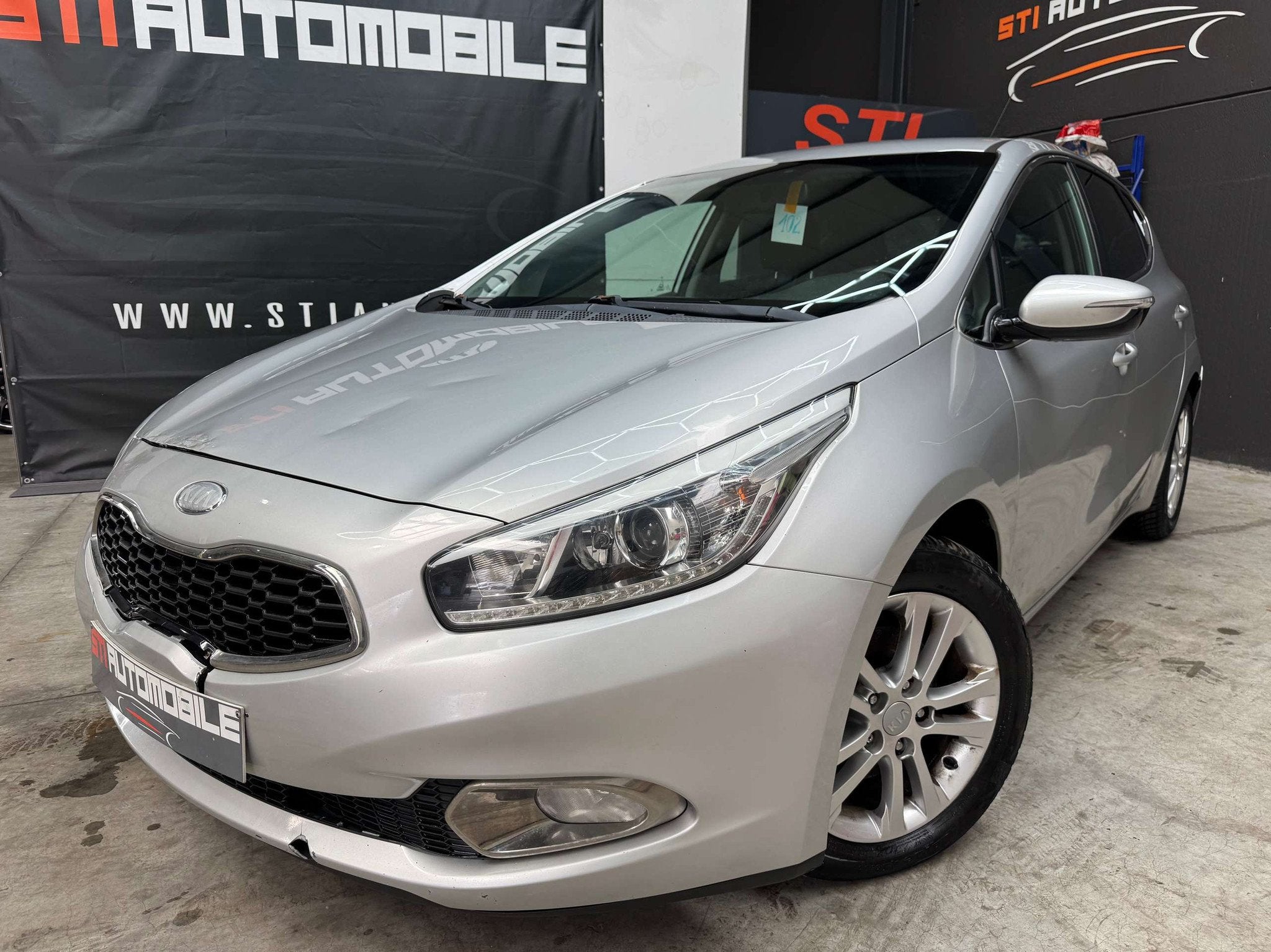 Kia Ceed / cee'd GRIFFE SUR VEHICULE VOIR PHOTO (bj 2013), Gebruikt, Zwart, 4 cilinders, Bedrijf