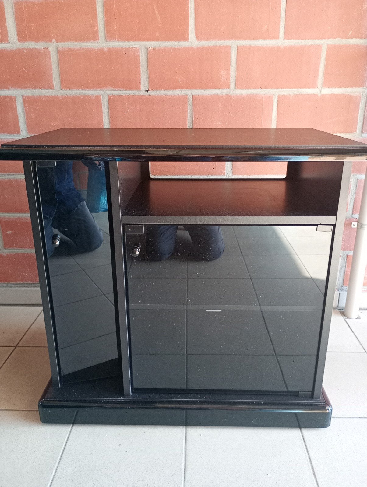 Tv kastje op wielen, Ophalen