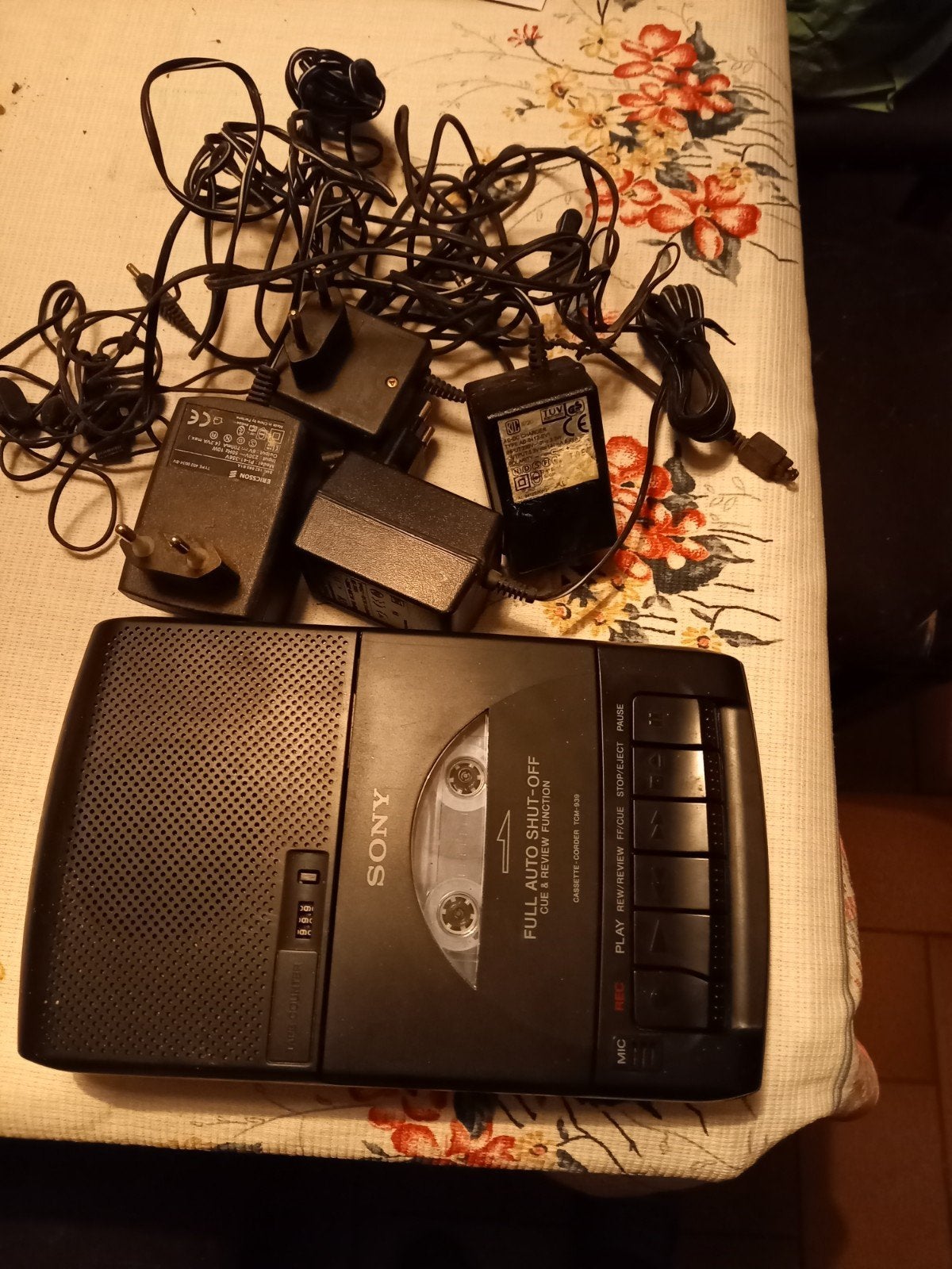 Sony cassetterecorder (defect) + 4 adapters (Sony, Nokia), TV, Hi-fi & Vidéo, Enlèvement, Sony