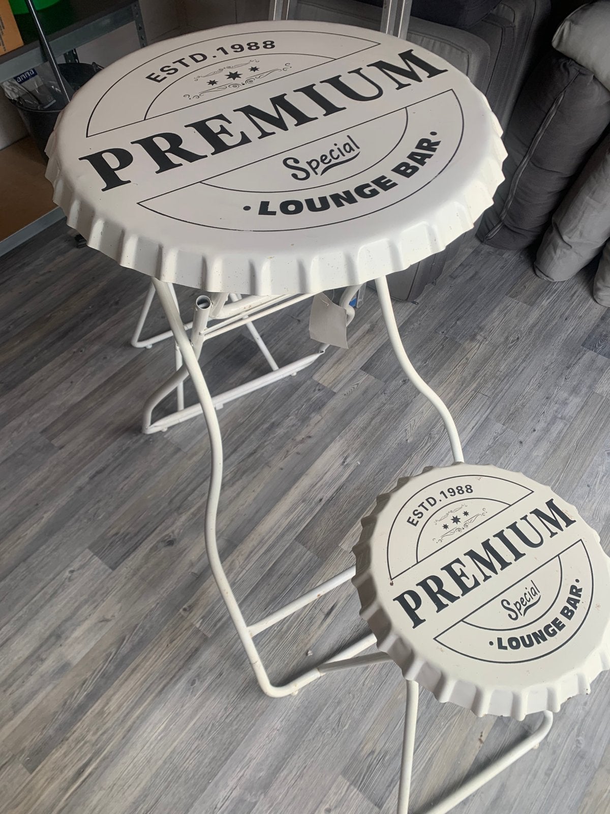 Hoge tafel met krukjes kroonkurk, Ophalen, Gebruikt