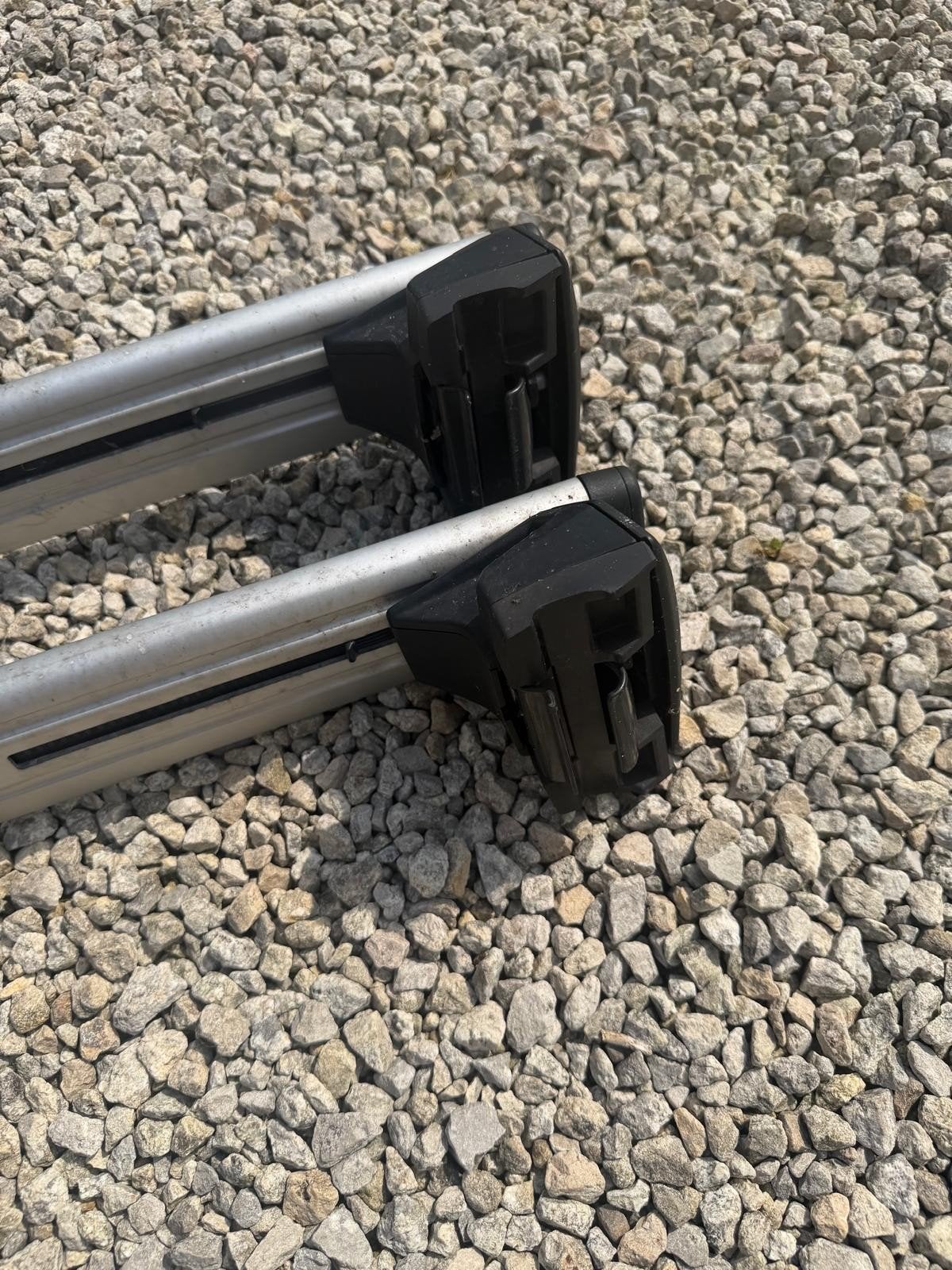 Thule wingbar Evo silent bars met universele klemmen., Auto diversen, Ophalen