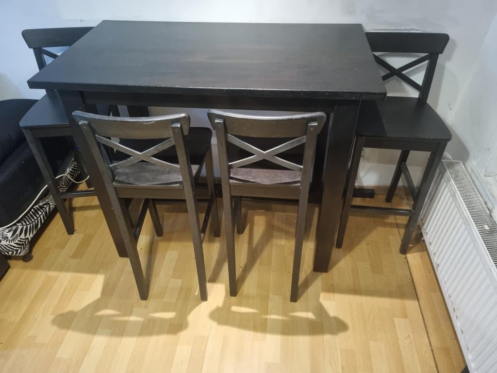 Table haute et chaises, Enlèvement