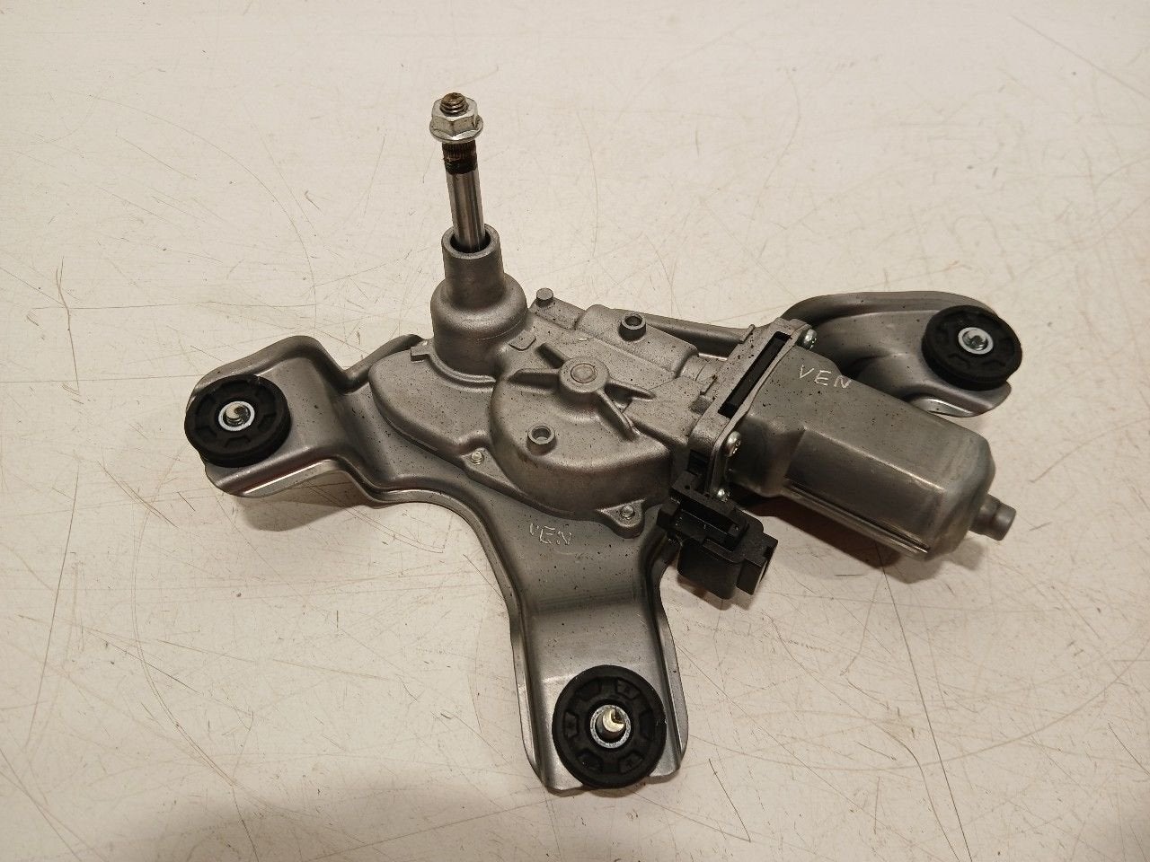 Ruitenwissermotor achter Suzuki Swift, Onderdelen@venauto.nl, Van der Ven Autorecycling B.V., Ettenseweg 76, 4706 PB Roosendaal, The Netherlands