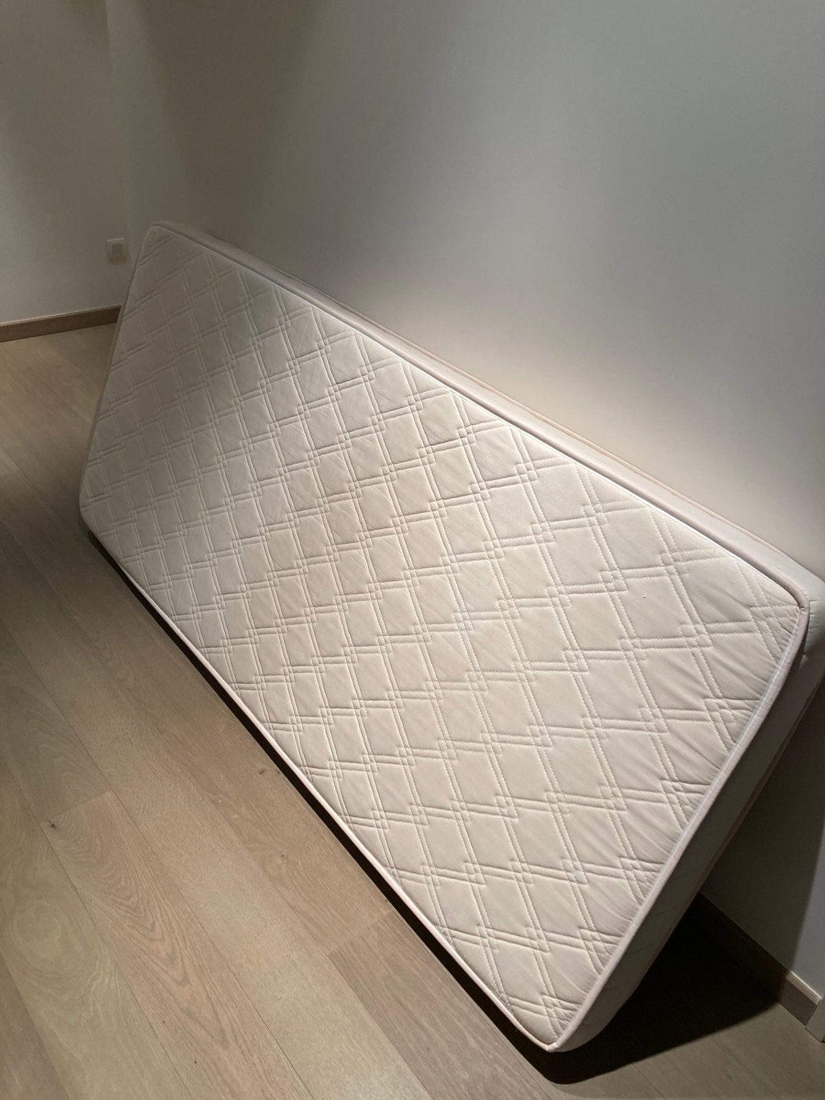 Lit complet en bois avec sommier à lattes et matelas, 90 cm, Une personne, Enlèvement, Utilisé