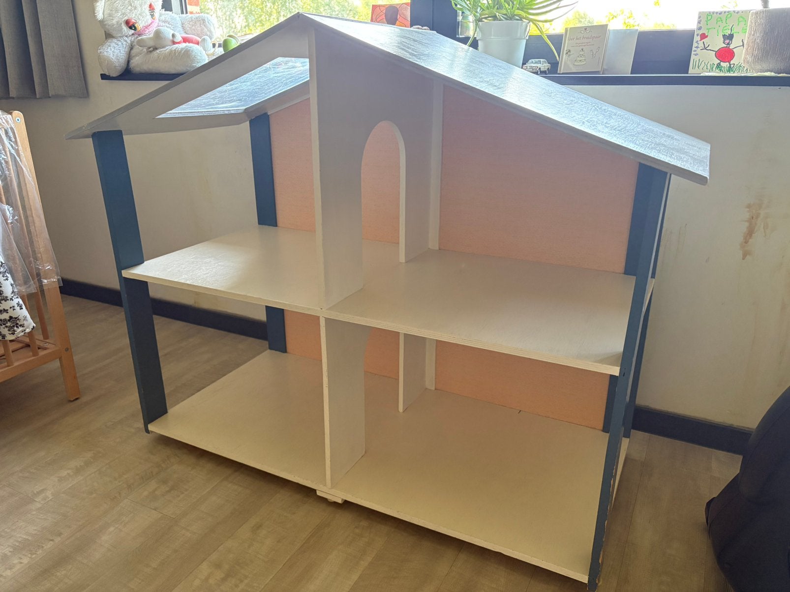 Stevig groot houten poppenhuis, Enfants & Bébés, Jouets | Maisons de poupées, Enlèvement, Comme neuf, Maison de poupées