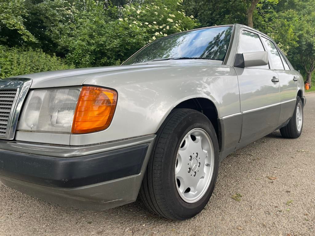 Mercedes 250d oldtimer-automaat van bouwjaar 1990, foto 10