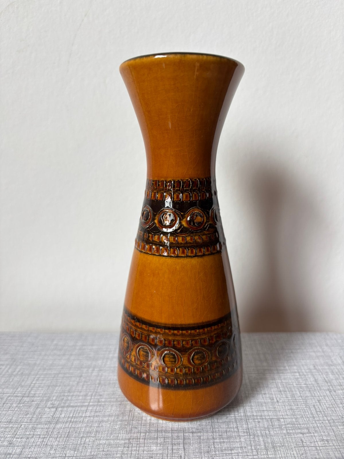 Vintage bruin vaasje met reliëfdecor - Germany - 1970, Antiek en Kunst, Ophalen of Verzenden