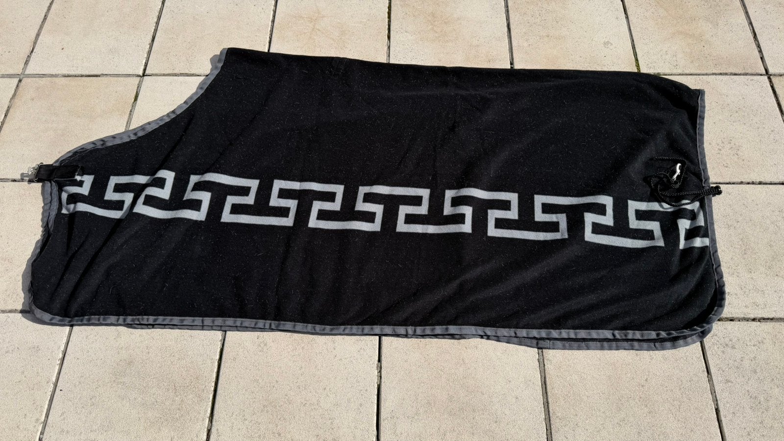 Zwarte fleece paardendeken – Griekse print – bovenmaat 145, Dieren en Toebehoren, Full (L), Gebruikt, Overige merken, Zwart