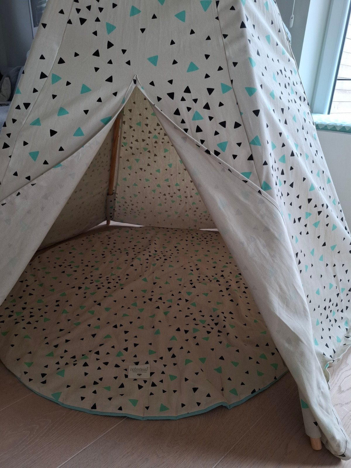 Tipi tent Nobodinoz incl. bijhorende speeltapijt, Ophalen, Zo goed als nieuw