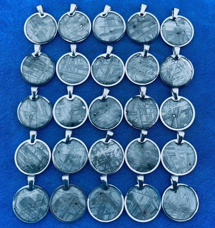 Lot pendentifs météorite Muonionalusta, Envoi