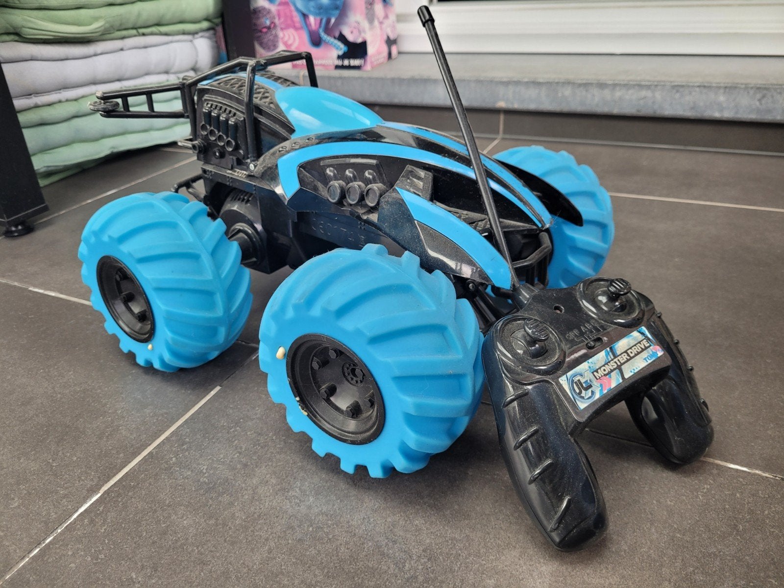 Tomy JLX Monster Drive radiografisch bestuurbare auto, Ophalen