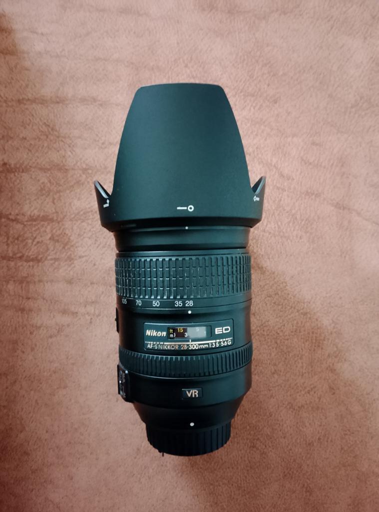 Objectif Nikon AF-S Nikkor 28-300 mm f/3,5-5,6G IF-ED VR, Enlèvement ou Envoi, Comme neuf, Téléobjectif, Zoom