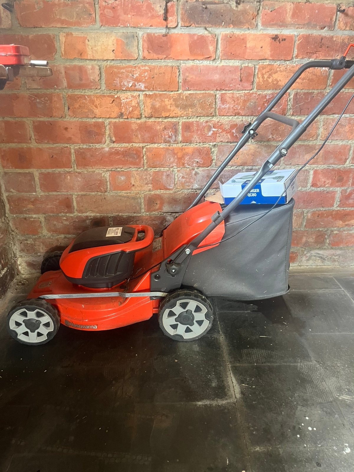 Tondeuse à gazon à batterie Husqvarna avec chargeur, Jardin & Terrasse, Enlèvement, Comme neuf
