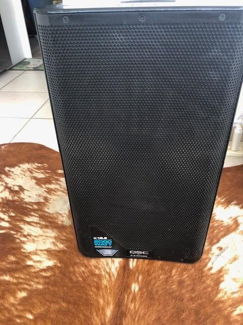 Actieve luidsprekers QSC K12.2 elk 2.000 Watt met draagtas, Zo goed als nieuw, 120 watt of meer, Front, Rear of Stereo speakers