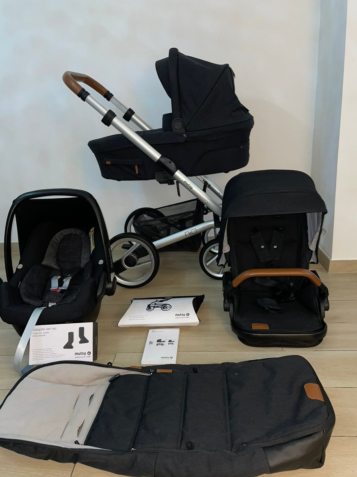 Mutsy Nio Black zwart kinderwagen 3-in-1 Complete, Kinderen en Baby's, Babygeluk, Ophalen of Verzenden, Zo goed als nieuw, W