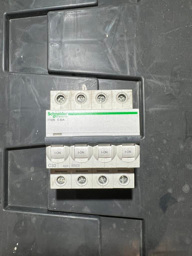 Schneider 32A 4p, Doe-het-zelf en Bouw, Ophalen, Zo goed als nieuw
