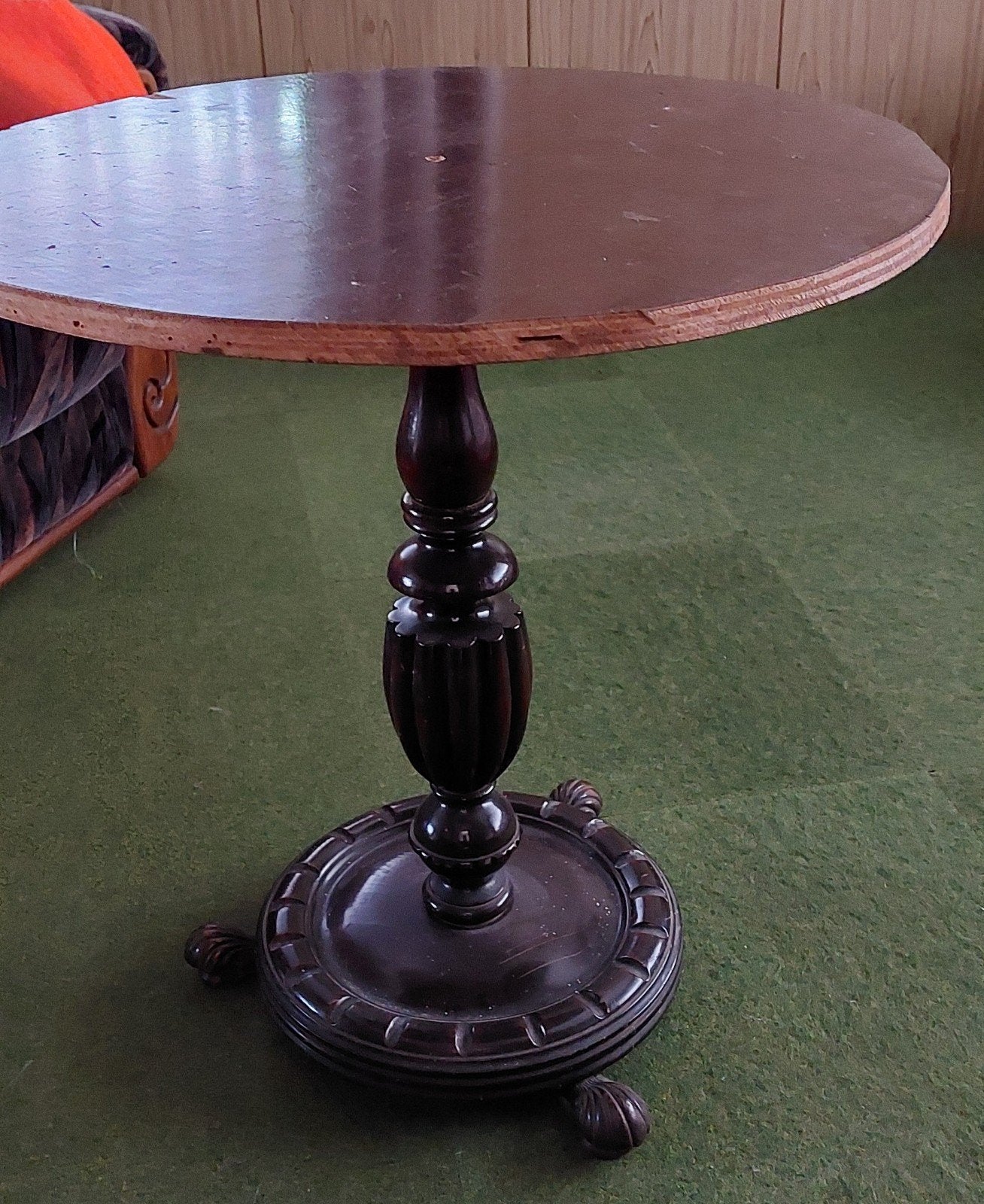 Table d'appoint ronde ancienne en bois brun foncé., Enlèvement