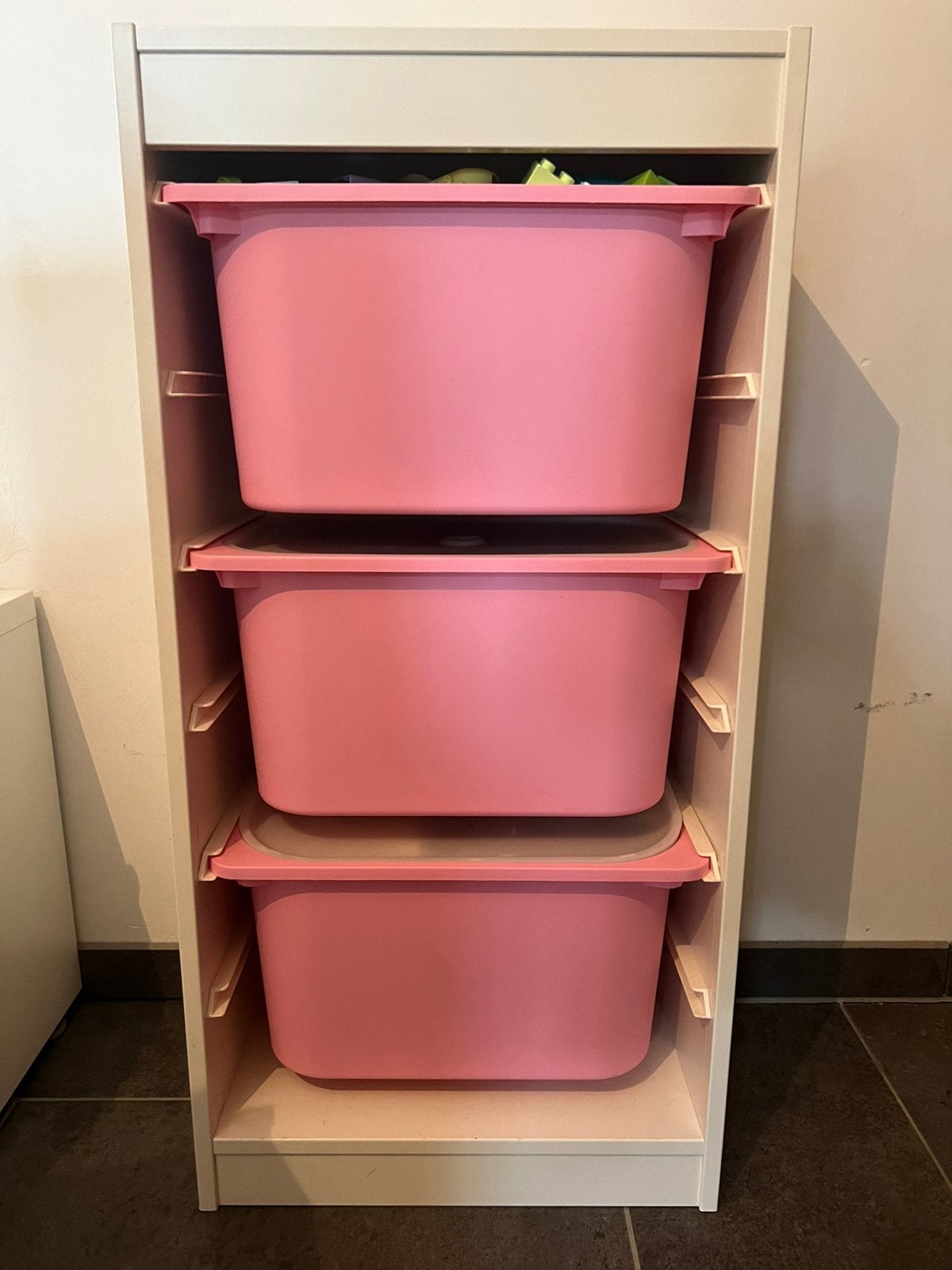 Trofast Ikea opvergkast met 3 roze bakken, Kinderen en Baby's, Kinderkamer | Commodes en Kasten, Ophalen, Gebruikt