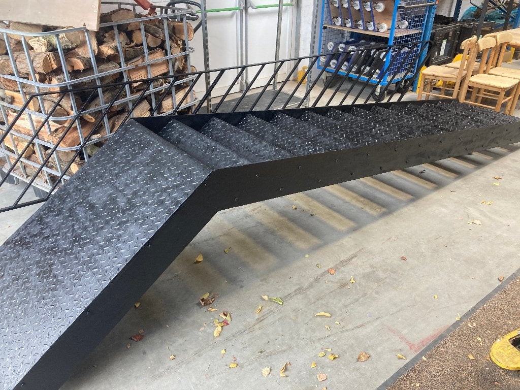zwarte industrie trap met platform en leuning, Ophalen, Trap