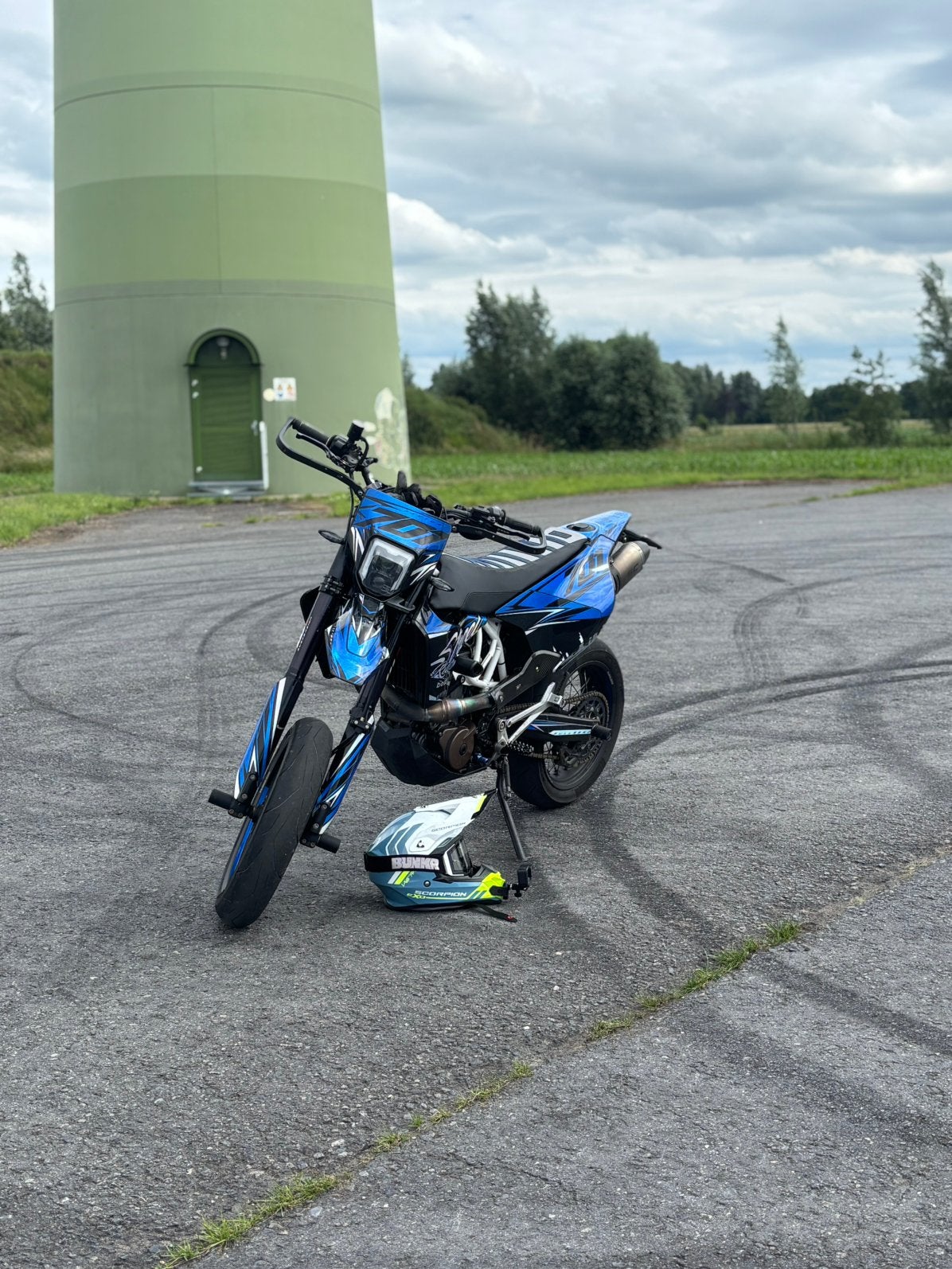 Husqvarna 701 supermoto a2 full power, Motoren, Occasion, Particulier, Minimaal motorrijbewijs A2, Handgeschakeld