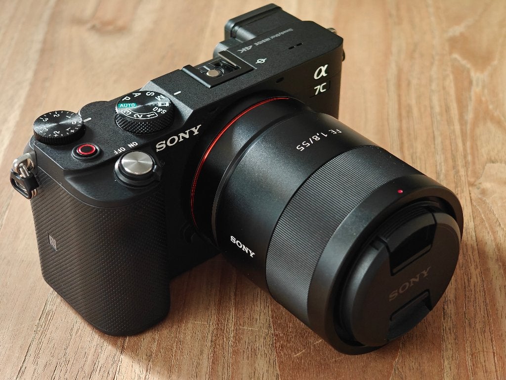Sony A7C + Zeiss 55mm f/1.8 ZA - 223 clics - Mint, Sans zoom optique, Écran inclinable/pivotant, Pare-soleil, Comme neuf
