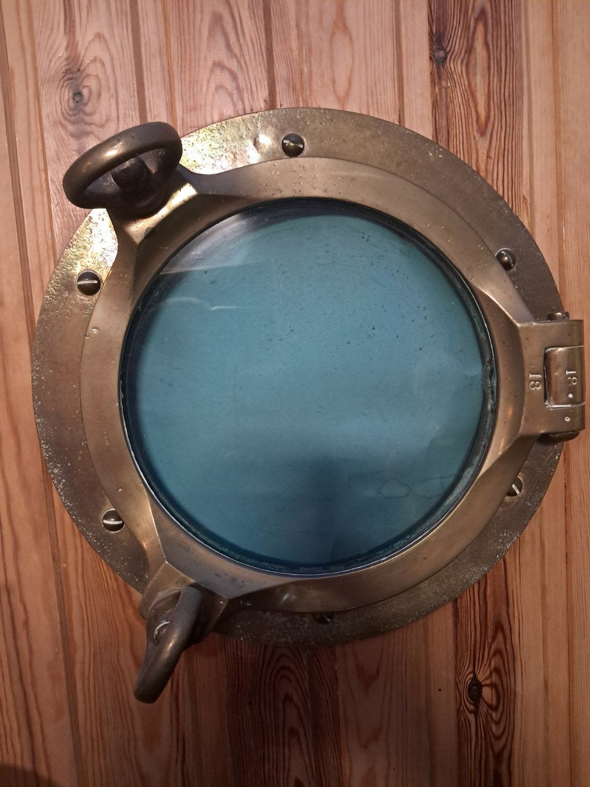 Bronzen patrijspoort met nr 18., Enlèvement, Comme neuf