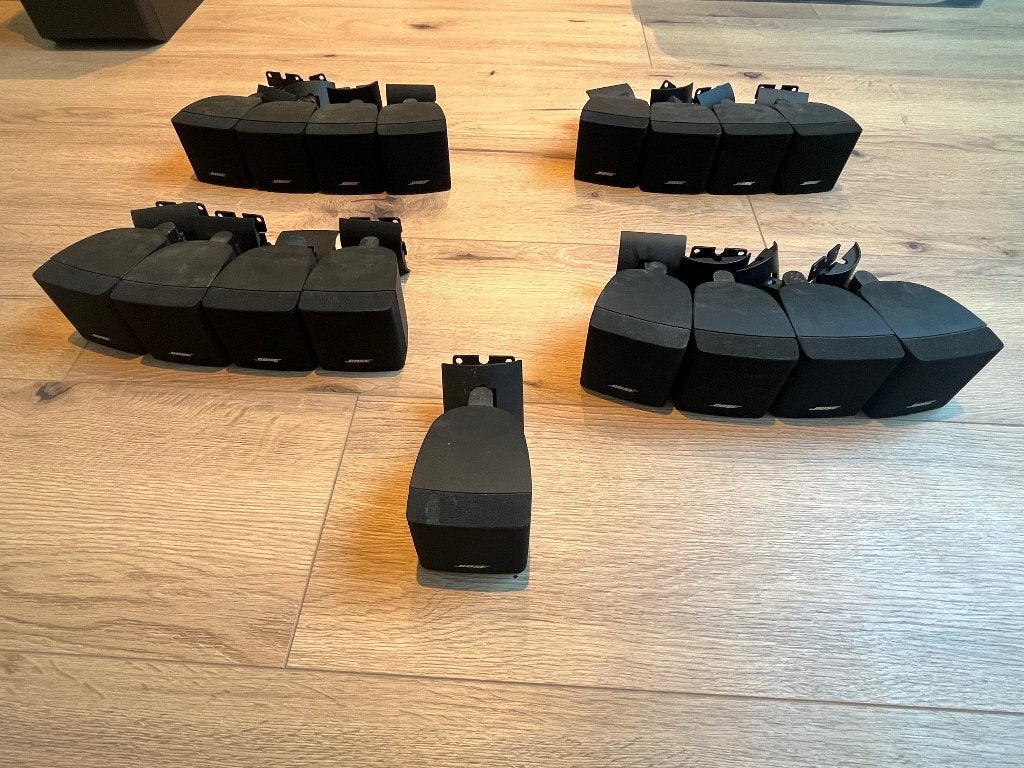 Bose FreeSpace Satellietspeakers + bevestigingbeugels, Stereo speakers, Gebruikt, Ophalen of Verzenden, Bose